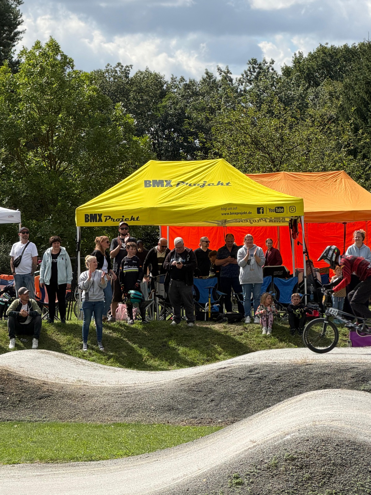 Fans und Fahrer des BMX Projekt e.V. am Vereinszelt beim East Cup in Plessa